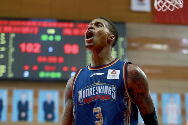 CBA官方：杨鸣进场质疑裁判被禁赛3场罚款3万